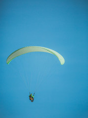 Para glider flies para glider in the sky. Para gliding.