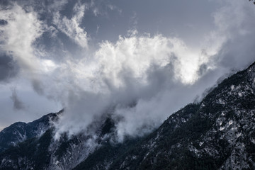 Berghang mit Wolken und Nebel