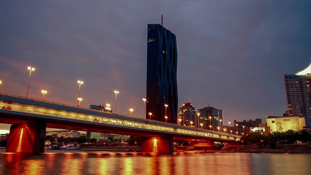 Zeitraffer Donau City und Reichsbr&uuml;cke Sonnenuntergang - Totale