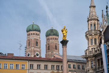 Fototapeta na wymiar Blick auf die Frauenkirche und Mariensäule | München
