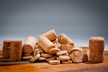 Wine corks of different sizes on the chopping board