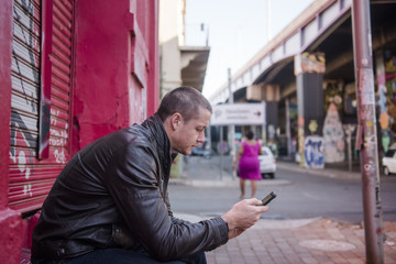 Obraz premium Mężczyzna rozmawiający przez telefon w mieście cbd