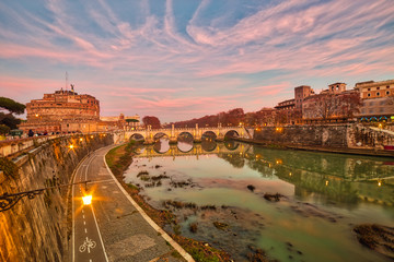 Fototapeta na wymiar sunset on bridges of Rome