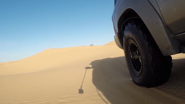 Ripresa esterna di fuoristrada sulle dune del deserto Sahara
