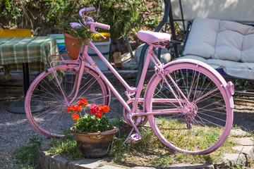 Fototapeta na wymiar Pink bike on the streets of Italy.