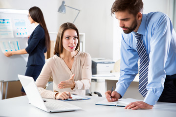 Fototapeta premium Businesspeople discuss a new project