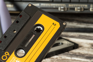 Ein Kassettenrecorder und Musik Kassetten
