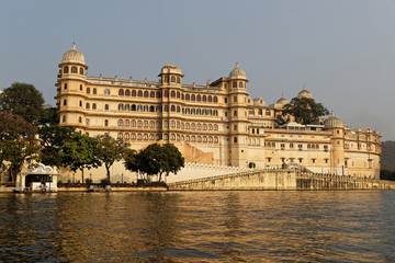 Fototapeta na wymiar L'immense City Palace d'Udaipur vu depuis le lac Pichola