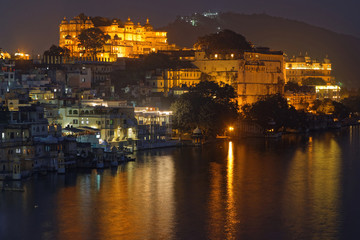 Fototapeta na wymiar Le City Palace d'Udaipur by night