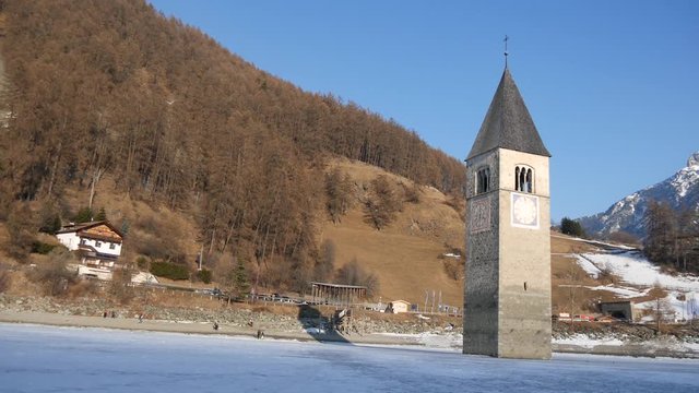 Campanile del lago di Resia in inverno