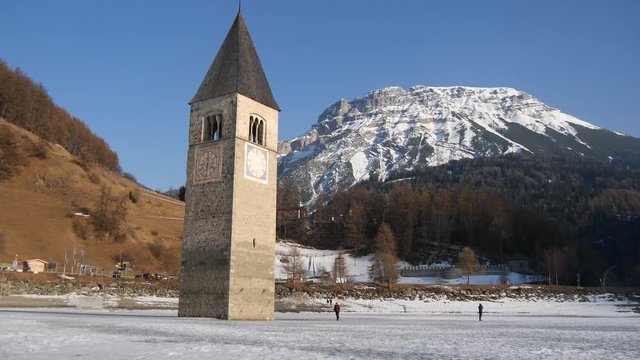 Campanile del lago di Resia in inverno