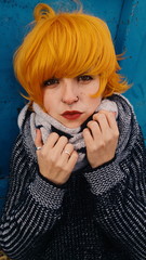 Mujer joven con estilo alternativo, pelirroja con piercings y ropa de invierno 