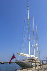 Obraz premium A large sailing ship stands in the port on the dock with the sails lowered.