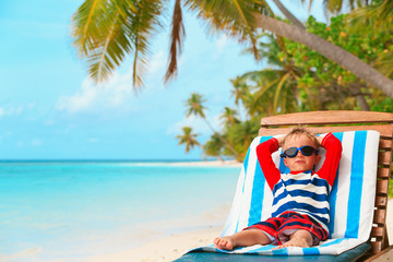 Obraz na płótnie Canvas little boy relaxed on summer beach