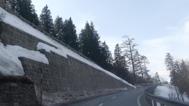 Tornanti sulla strada in Engadina