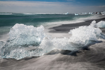 Fototapeta premium Jøkulsálrón,Ice Beach,Diamond Beach, Southern Iceland, 07.07.2017. Ice from Vatnajøkul polishes by the sea.