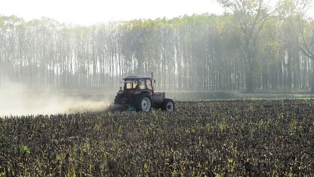 trattore agricolo lavora nel campo nella stagione secca, con molta polvere