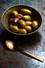 Gemischte Oliven in einer Schale mit einem Löffel