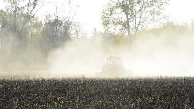 trattore agricolo lavora nel campo nella stagione secca, con molta polvere