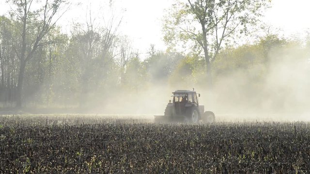 trattore agricolo lavora nel campo nella stagione secca, con molta polvere