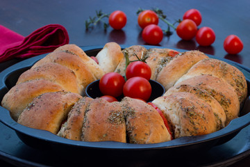 Weißbrotscheiben in einer Backform  mit Tomaten und Kräutern