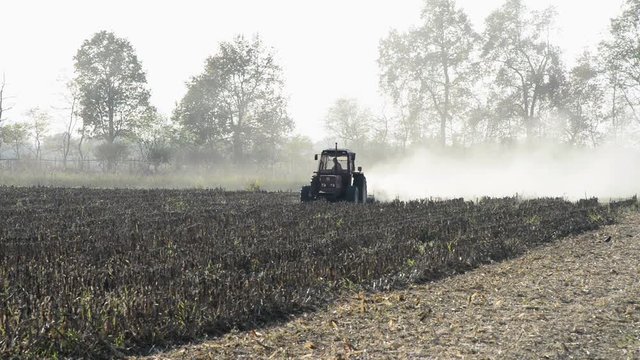 trattore agricolo lavora nel campo nella stagione secca, con molta polvere