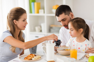 Obraz na płótnie Canvas happy family having breakfast at home