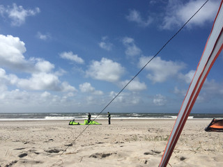 Kitesurfer am Strand