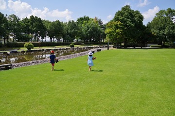 夏の公園で裸足で遊ぶ子供たち