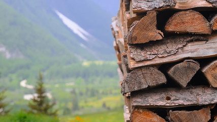 pile de bois dans les alpes, c'est l'hiver ! 