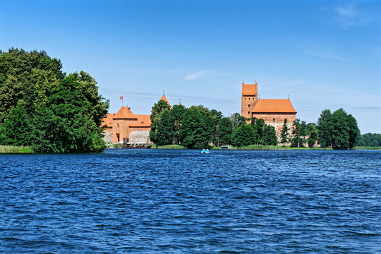 Wasserburg Trakai am Galvė See in Litauen