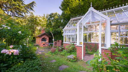 Gewächshaus im englischen Garten Stil