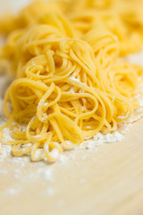 Selbstgemachte Pasta auf bemehlter Arbeitsfläche