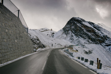 Großglockner alpine snow road. High-altitude tourist road in the Alps.
Serpentines Grosklocker Straße. Großglockner alpine snow road.