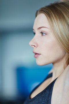 Portr&auml;t einer jungen sch&ouml;nen sportlichen Frau