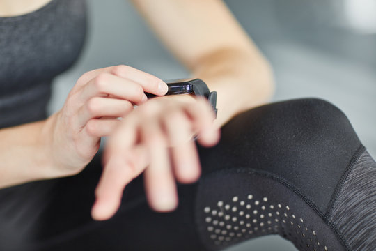 Sportler kontrolliert Fitness und Herzfrequenz