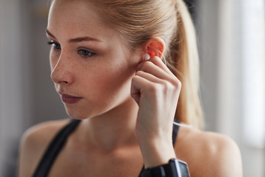 Teenager im Fitnesscenter mit Smartwatch