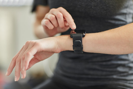 Sportler nutzt Smart Watch App beim Sport