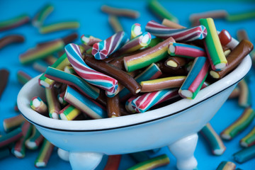 farbige Zuckerstangen in einer kleinen Badewanne