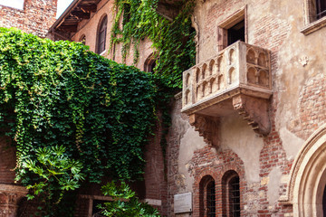 Fototapeta na wymiar VERONA, ITALY - June 25, 2017: Romeo and Juliet Balcony and patio in Verona, Italy. Famous history Shakespeare house .