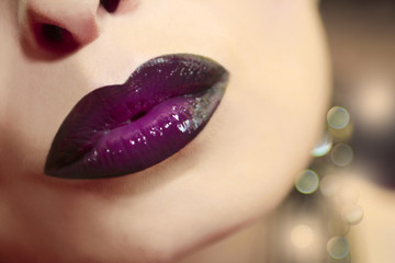 Тёмно фиолетовые губы.
