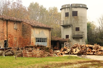 Silos di campagna nel cremonese