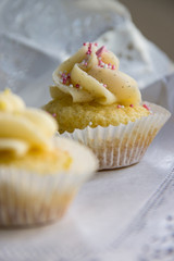 Ein Petit Fours mit Marzipan und ein zweites Petit Four unscharf im Fordergrund