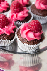 Mehrere Petit Fours mit Himbeere