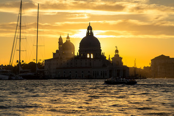 Obraz premium Sunset behind the Church of Madonna Della Salute in Venice