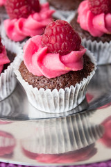 Mehrere Petit Fours mit Himbeere