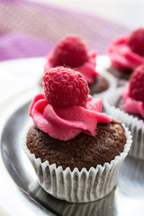 Mehrere Petit Fours mit Himbeere