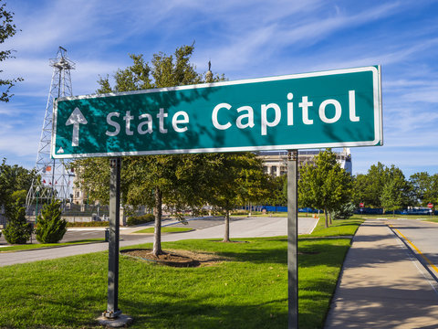 Direction sign to Oklahoma State Capitol
