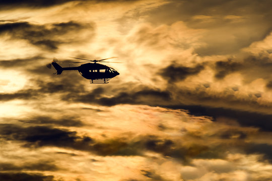 Hubschrauber vor Sonnenuntergang