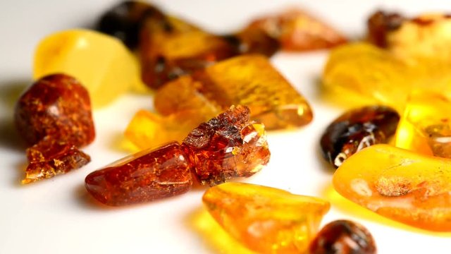 Bernsteine auf Drehteller